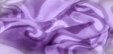 Yumuşak, pürüzsüz kıvrımlar ve karmaşık girdap şekilleriyle kaplı narin mor kumaş bulanıklığı. Akan tasarım bir hareket hissi yaratır ve kumaşa rüya gibi bir doku ekler..