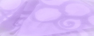 Girdap desenli yumuşak mor kumaş bulanıklığı. Akan tasarım ve nazik doku, yaratıcı tekstil veya dekoratif arka planlarda kullanmak için mükemmel bir görsel yaratıyor..