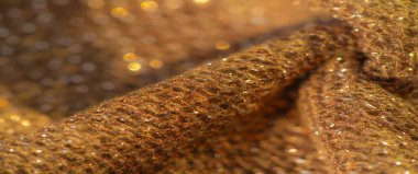 Işıldayan bir yüzeyi olan bulanık kumaş, kıvrımları bir ışık ve gölge deseni oluşturuyor. Dokuma dokusu ve ışıltılı aksanı bu materyali moda ya da dekor tasarımı için ideal kılıyor..