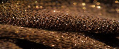 Metalik ipliklerden yansıyan parıltılı yansımalarla güçlendirilmiş, derinden dokulu, zengin bir kumaşın bulanıklığı. Katlamalar ve ışık etkileşimi lüks bir his yaratıyor. Detaylı tekstil için mükemmel.