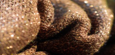 Yumuşak, pürüzsüz kıvrımları ve parlak bir yüzeyi olan zengin, parlak, koyu renkli bir kumaş. Görüntü lüks dokuyu ön plana çıkarıyor, tasarım ve moda için ideal hale getiriyor.