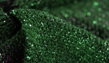 Işıl ışıl yeşil kumaş ve detaylı bir dokuma. Işıl ışıl iplikleri yakalıyor ve canlı bir yüzey oluşturuyor. Karmaşık desenler ışığı yansıtıyor, lüks dokusunu geliştiriyor..