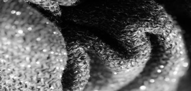 Görüntü - Işığı yansıtan parıltılı detaylarla parıldayan siyah kumaş. Kumaştaki ince kıvrımlar ışıl ışıl dokuyu geliştirir, ona lüks ve zarif bir his verir.