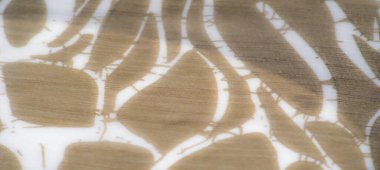 Bulanık Bu sanatsal kumaş yumuşak beyaz renklerle zıt bir toprak kahverengi tasarımı sergiliyor. Katlamalar ve doğal kumaşlar rahatlatıcı ve organik görünümü hem moda hem de iç dekorasyon için ideal hale getiriyor.