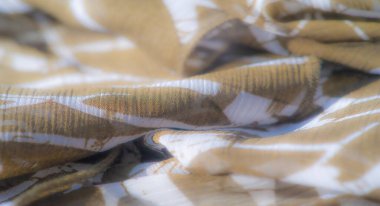 Kahverengi ve beyaz çizgili yumuşak kumaş bulanıklığı. Karmaşık bir şekilde doğal kıvrımlara sarılmış. Kumaşın saf kalitesini vurgulayan organik ve hassas bir doku sağlıyor..