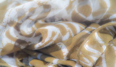 Kahverengi ve beyaz tonlarda narin kumaş bulanıklığı, doğal ve rahatlatıcı bir estetik sunan katıksız, akıcı bir dokuya sahip organik bir desen sergiliyor..