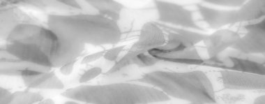 Yumuşak beyaz ve gri girdap desenli hafif bir kumaş bulanıklığı akıcı bir etki yaratıyor. Katlamalar ve ince gölgeleme bu soyut görüntüde kumaşa dokulu, neredeyse havadar bir his veriyor..