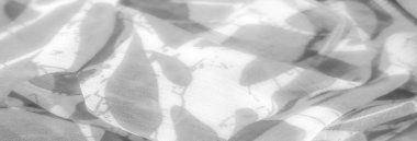 Yumuşak kumaş bulanıklığı, akışkan desenler ve kıvrımlar, sakin ve zarif bir görüntü yaratıyor. Gri tonlama derinlik ve hareket hissi ekler, soyut veya minimal tasarım için mükemmeldir.