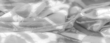 Yumuşak bir kumaş, soyut, gri ve beyaz tonlarda yumuşak desenler. Katlar akıcı ve pürüzsüz bir doku yaratır, tasarıma zarafet ve basitlik duygusu katar..