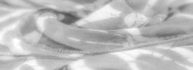 Yumuşak gölgeler ve pürüzsüz doku içeren soyut desenli beyaz kumaşın bulanık görüntüsü. Kumaş yumuşak kıvrımlar ve şeffaf bir görünüm sergiliyor, rüya gibi ve narin bir his ekliyor..