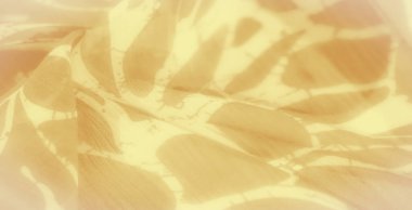 Yumuşak, soyut desenli bulanık sarı kumaş rahatlatıcı ve narin bir görünüm yaratır. Işık kumaştan akar, pürüzsüz kıvrımları ve organik şekilleri vurgular..