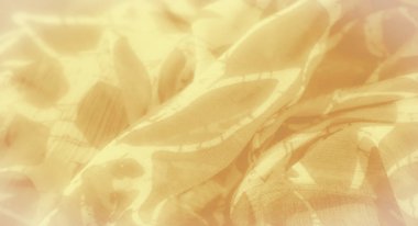 Detaylı soyut desenleri olan sarı kumaş bulanıklığı yumuşak katmanlar ve derinlik yaratmak için nazikçe katlanmış. Pürüzsüz yüzey ve karmaşık tasarım kumaşlara sofistike ve zarif bir dokunuş sağlıyor.