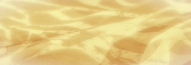 Bulanık sarı kumaş kıvrımları yumuşak ve soyut üzengimsi bir desen ortaya çıkarıyor. Pürüzsüz dokusu ve narin örtüsü sanatsal tekstil uygulamaları için mükemmel bir görsel yaratıyor..