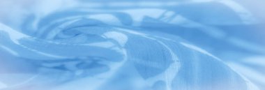 Bulanık mavi ve beyaz desenler yumuşak kumaş boyunca akar. Kumaşın kıvrımları zarif, zarif bir doku yaratıyor. Nazik tasarımı geliştiren dingin bir estetik sunuyor..