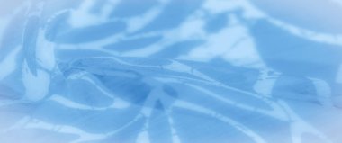 Bulanık mavi ve beyaz kumaş ve soyut yaprak benzeri desenler yumuşak kıvrımlar oluşturuyor. Kibar kıvrımlar ve pürüzsüz dokular zarif, sanatsal bir görünüm yaratıyor. Moda veya ev dekorasyonu için mükemmel..