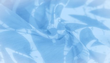 Bulanık, açık mavi kumaş aksanlı soyut bir desen sergiliyor. Kumaşların yumuşak dokusu ve yumuşak kıvrımları sakin ve barışçıl bir havayı çağrıştırıyor ve tasarım projeleri için ideal hale getiriyor..