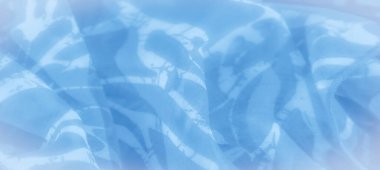 Bulanık açık mavi kumaş ve akış desenleri yumuşak ve pürüzsüz bir doku yaratır. Hassas materyal ve soyut şekiller modern, rüya gibi cazibesini arttırır, tekstil tasarımı için mükemmeldir..