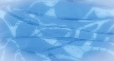 Bulanık, bu resim üzengiye benzer desenlerle süslenmiş yumuşak mavi kumaş kıvrımlarını tasvir ediyor, sakinlik ve sükunet hissi veriyor. Kumaşın soyut şekilleri ve pürüzsüz akışı onu ideal bir seçim yapıyor.