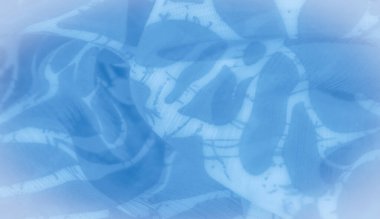 Bulanık, bu görüntü kıvrımlarında akıcı üzengiye benzer bir tasarım içeren açık mavi kumaş sunar. Yumuşak, akışkan desenlerle pürüzsüz maddenin birleşimi barışçıl bir yapı yaratır.