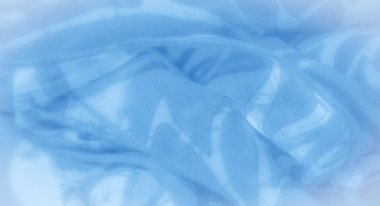 Soyut şekillerle akan mavi bir kumaşın bulanıklığı. Havadar dokular ve sakin ve barışçıl bir izlenim yaratan pürüzsüz kıvrımlar. Kumaşlar onun narin görünümünü arttırır..