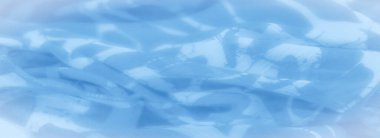 Soyut beyaz tasarımlarla süslenmiş narin mavi kumaş bulanıklığı, zarif hareketleri ve tekstil kıvrımlarının pürüzsüz dokusunu yavaşça yakalıyor..