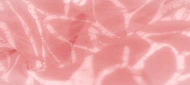 Akan pembe kumaşın soyut desenli bulanık görüntüsü, ince gölgeler ve ince gölgeler. Şeffaf madde nazikçe katlanarak yumuşak dokuyu ve hareketi vurguluyor..