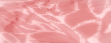 Hassas kıvrımları, yumuşak dokuları ve ince çiçek desenli bulanık pembe kumaş görüntüsü. Kumaş hafif görünüyor, pürüzsüz akış çizgileri, dingin ve havadar bir etki yaratıyor..