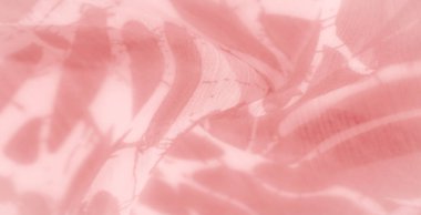 Soyut çiçeğe benzer tasarımları olan bulanık pembe kumaş. Saf kumaş yumuşakça örtülür, karmaşık desenler yaratır ve yumuşak, ruhani dokusunu geliştiren nazik ışığı yansıtır..