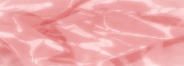 Nazikçe dokunmuş, ince yaprak benzeri desenleri olan pembe kumaş. Işık, karmaşık tasarımı hafifçe vurgular, yaratıcı projeler için ideal kumaşı oluşturur.