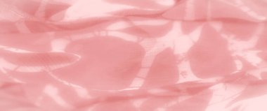 Bulanık pembe kumaş kıvrımları soyut bir çiçek aranjmanında. Hafif doku ve yumuşak detaylar kumaşa genel olarak sakin ve huzurlu tasarımı arttıran yumuşak bir görünüm verir..