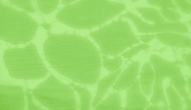 Açık yeşil kumaştan oluşan bulanık, soyut beyaz ve koyu yeşil desenler yumuşak kıvrımlara dönüşüyor. Hassas dokusu akışkan ve akıcı bir görsel estetik ekliyor. Bu da onu soyut olarak ideal kılıyor.