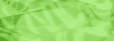 Bulanık yeşil kumaş, soyut, dalgalı desenler ve şeffaf katmanlar hafif bir girdap etkisi yaratıyor. Kumaşın kıvrımları bir doku üretir.