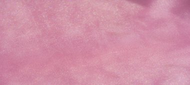 Hafif parlak efektli açık pembe parlak kumaş bulanıklığı. Pürüzsüz ve pırıl pırıl yüzey, kumaşa ince bir görünüm verir, ince kıvılcımlar yüzeye yayılır..