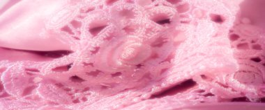Yumuşak pembe dantelli bulanık ipeksi kumaş, ince ince ince dantelli, karmaşık dantel detaylar ve romantik ve kadınsı bir tarzda pürüzsüz saten dokular.