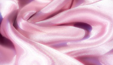 Pembe saten masalının bulanık kıvrımları, ruhani bir ışıltıyla parıldıyor maddenin ipeksi dokusu lüks bir his yaratırken ince bir parıltı zarafet ve zarafet katıyor.