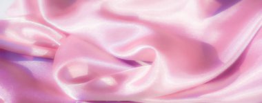 Bulanık - Işıl ışıl parlayan ışıklar ve parlak bir son ile yakalanmış güzel, pembe bir saten kumaş. Yumuşak kıvrımlar ve ışık yansımaları zarafet ve lüks hissi katar.,