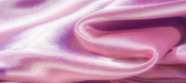 Bulanık - Yumuşak ve akışkan, bu resim parlak yüzeyi olan açık pembe saten kumaşın kıvrımlarını yakalar. Kumaşın şaşaalı dokusu ışığı yansıtır ve göz kamaştırıcı bir şey yaratır.