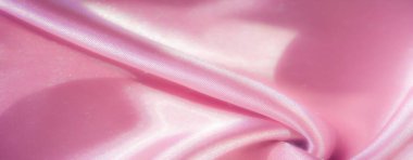 Bulanık pembe saten kumaş yumuşak kıvrımlarla lüks ve parlak bir görünüm yaratır. Yumuşak dokusu ışığı yansıtır, kumaşa parıldayan bir parıltı verir ve zarafetini ve akışını artırır..