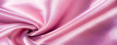 Bulanık pembe saten kumaş yumuşak kıvrımlarla lüks ve parlak bir görünüm yaratır. Yumuşak dokusu ışığı yansıtır, kumaşa parıldayan bir parıltı verir ve zarafetini ve akışını artırır..