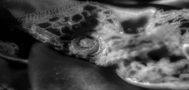 Görüntü - Parıldayan siyah-beyaz saten kumaşlar ışığı zarifçe yansıtarak zarif ve lüks bir görünüm yaratıyor. Yumuşak doku ve yumuşak kırışıklıklar derinlik ve karmaşıklık ekler..