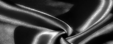 İpek kumaş yumuşak dalgalar halinde akar ve pürüzsüz dokuyu vurgulayan bir ışık ve gölge etkileşimi yaratır. Yumuşak kıvrımlar ve röfle malzemeyi lüks gösteriyor.