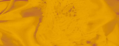 İnce çiçek desenleri ve ince detaylarıyla karışık sarı dantelli dantel yumuşak ve hafif görünüyor. Kumaşın tasarımına hassas bir dokunuş katıyor.