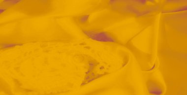 Detaylı çiçek desenleri ve zarif kıvrımları olan parlak sarı dantel kumaş bulanıklığı. Kumaş lüks ve yumuşak bir doku yayar. Bu da onu hassas tekstil tasarımları ve şık giysiler için mükemmel kılar.