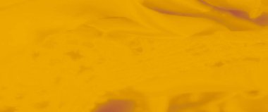 Karmaşık sarı dantel kumaşın bulanıklığı yumuşak odak noktasında hassas bir desen gösteriyor. Görüntü, kumaşın dokusunu ve karmaşıklığını vurguluyor. Tekstil aşıkları için zarif ve zarif bir tasarım sunuyor.