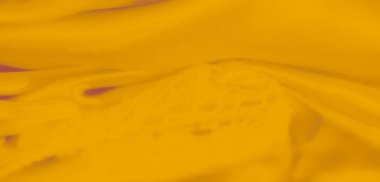 Süs tasarımı üzerine ince bir odak noktası olan sarı dantel kumaş bulanıklığı kumaşın yumuşak kıvrımlarına karışıyor. Karmaşık kumaş imgeleri gerektiren tasarım projeleri için sıcak ve zengin bir görsel ideal.