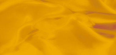 Bulanık sarı kumaş karmaşık dantel detaylarını örtüyor. Tekstil kıvrımlarıyla yavaşça birleşen hassas desenleri gösteriyor. Sıcak ve davetkar bir görsel estetik oluşturuyor..