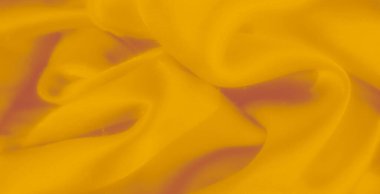 Detaylı sarı dantelli kumaş ve çiçekli kumaş karışıklığıyla örülmüş. Kumaş yumuşak ve hafiftir, ince kıvrımlarla gölgeler ve görüntünün derinliği oluşturur..