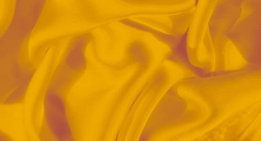 Üzerinde karmaşık dantel desenler olan yumuşak sarı bir dantel kumaş, zengin bir doku yaratıyor ve altındaki pürüzsüz madde harmonik bir bileşime karışıyor..