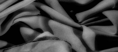 :Gri tonlu kumaş pürüzsüz ve yumuşak kıvrımlarla akar ve ışık ile gölgeler arasında hassas bir denge yaratır. Zarif kıvrımlar resme derinlik katarak, görsel sanat veya dekor için ideal hale getiriyor.