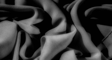 :Gri tonlu kumaş pürüzsüz ve yumuşak kıvrımlarla akar ve ışık ile gölgeler arasında hassas bir denge yaratır. Zarif kıvrımlar resme derinlik katarak, görsel sanat veya dekor için ideal hale getiriyor.